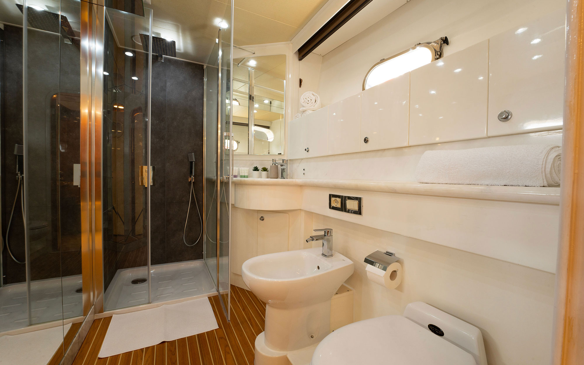 ensuite bathroom - MONTE FINO 72 flybridge motor yacht MA BELLA for sale