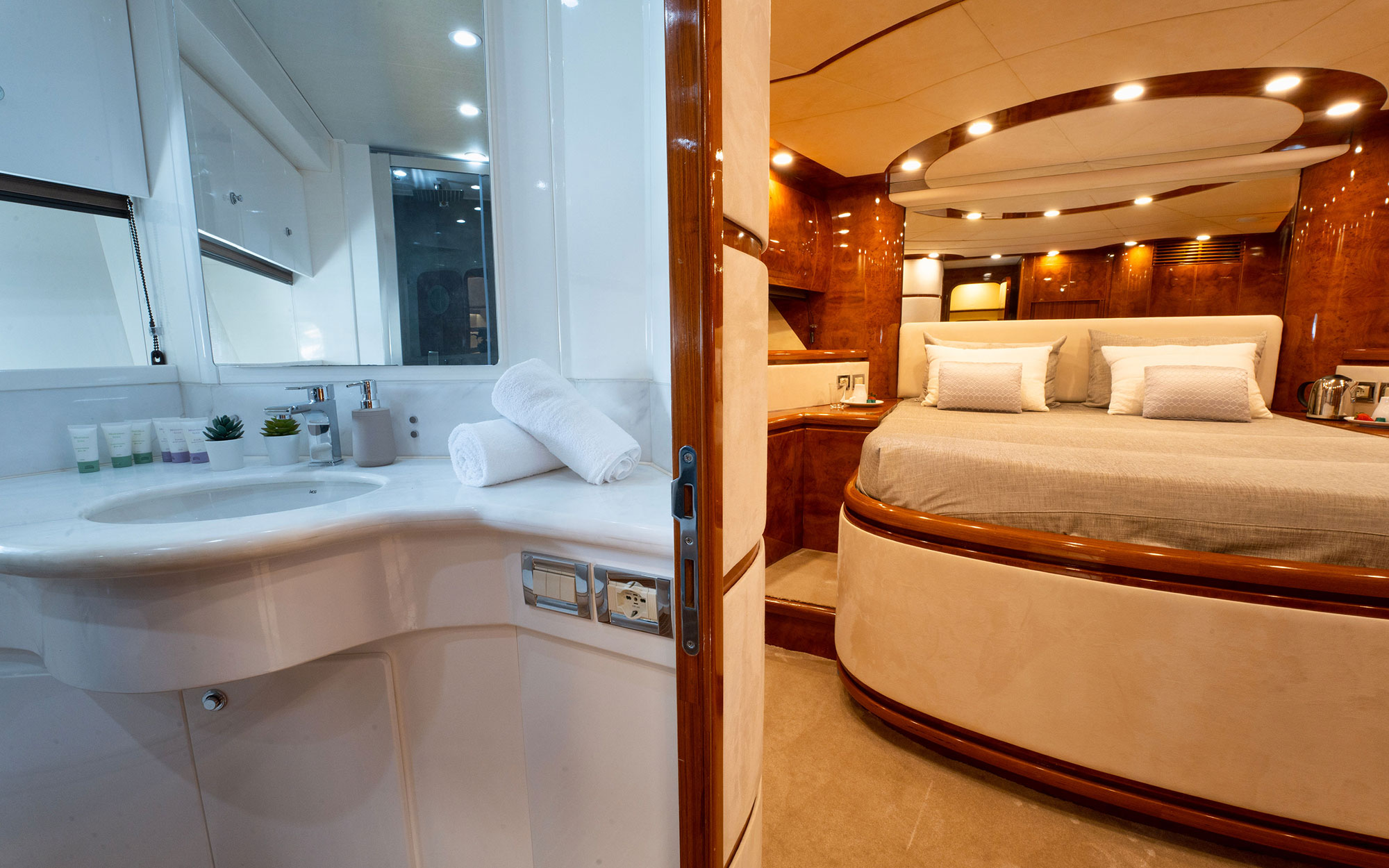 master cabin and ensuite bathroom - MONTE FINO 72 flybridge motor yacht MA BELLA for sale